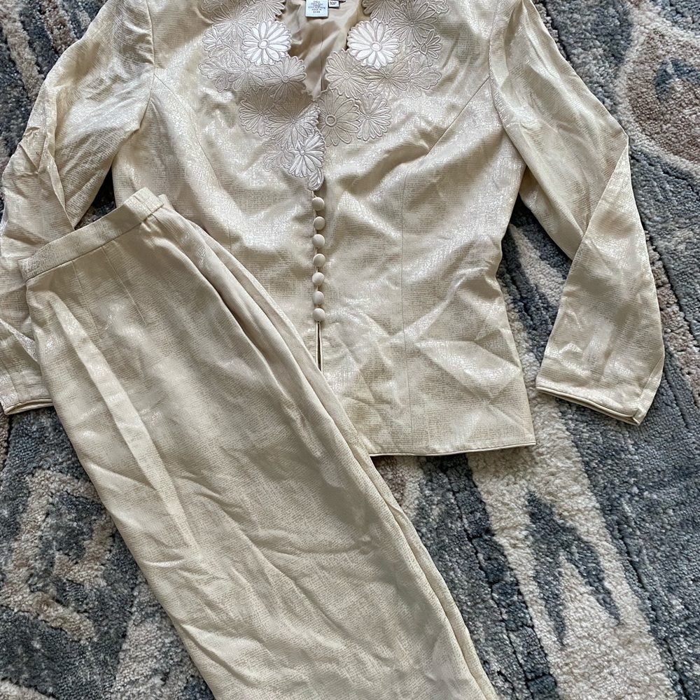 Papell petites 10P 100% silk skirt blazer cream